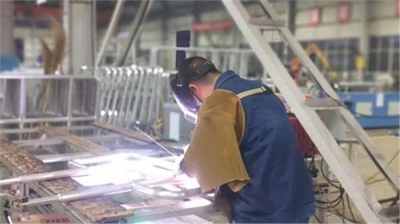 加班加點(diǎn)忙生產(chǎn),齊心協(xié)力保進(jìn)度