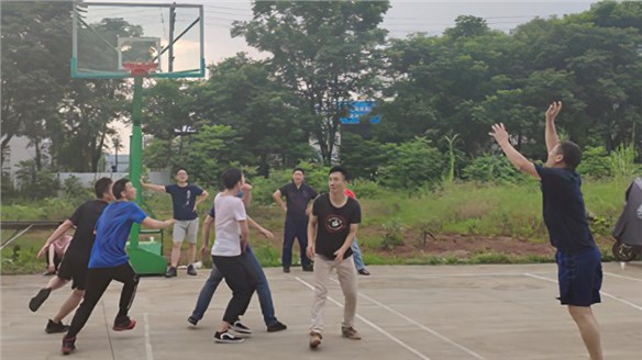 華鋁機(jī)械職工籃球賽正式開(kāi)打！